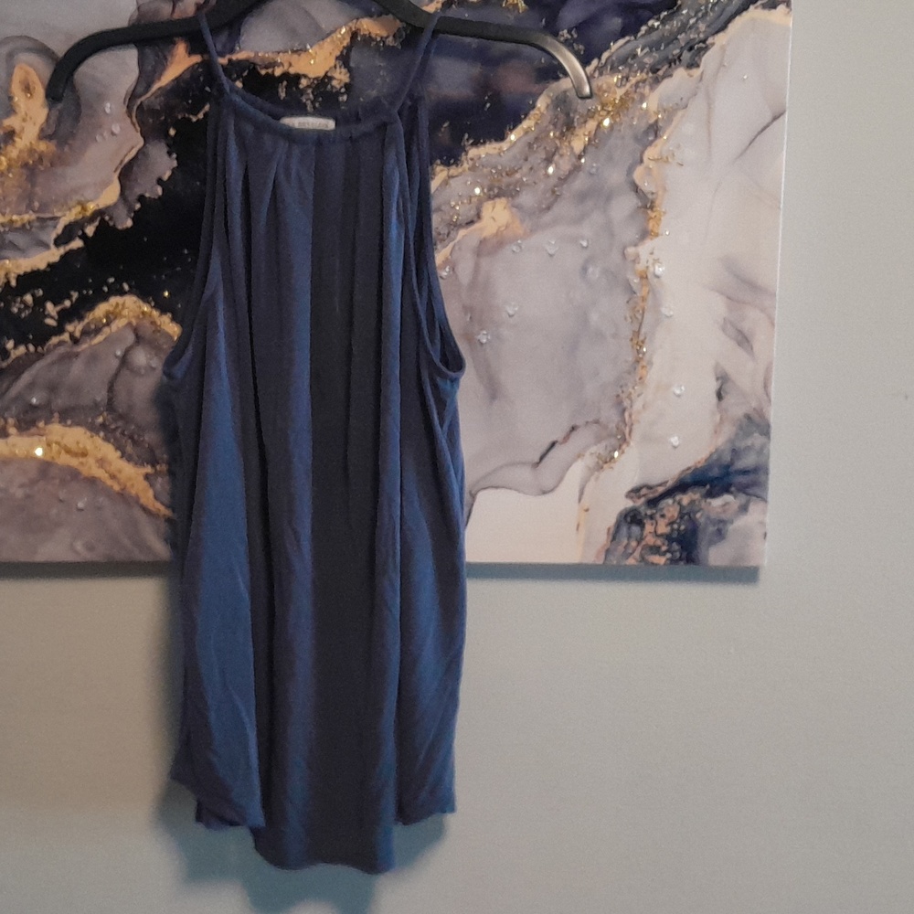 Women's sleeves less top.
